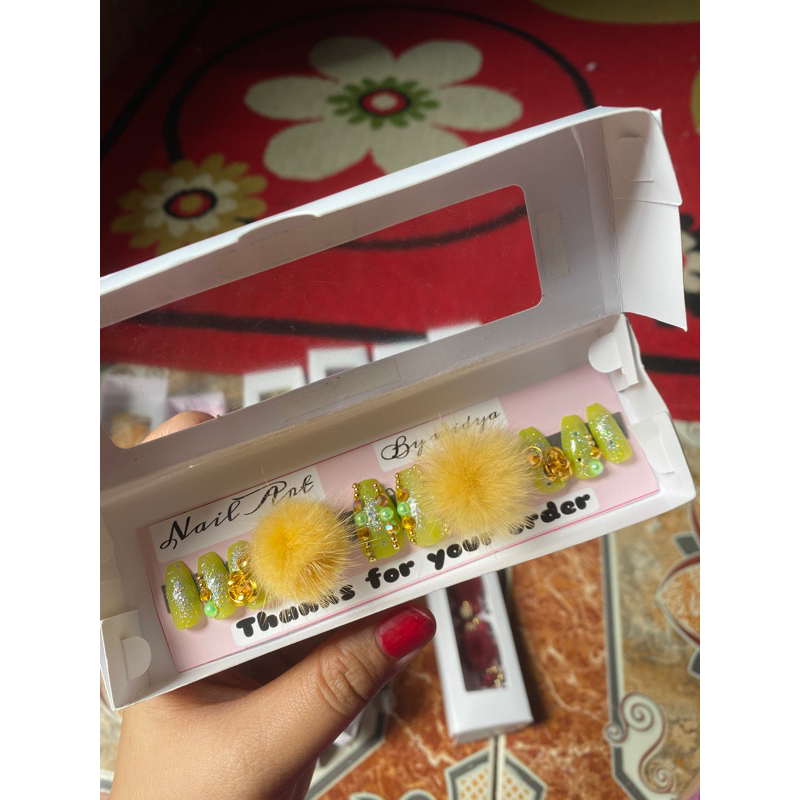 kuku palsu wedding lime + pompom gold