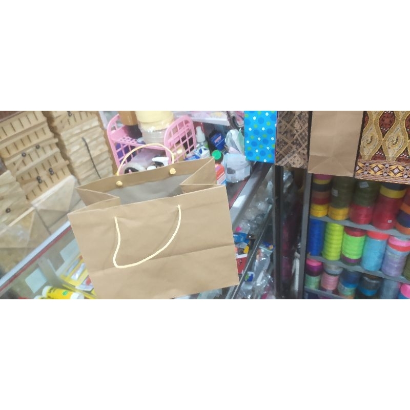 

paper bag bento sedang isi 12 pcs terlaris dan termurah(28*19,5*22)