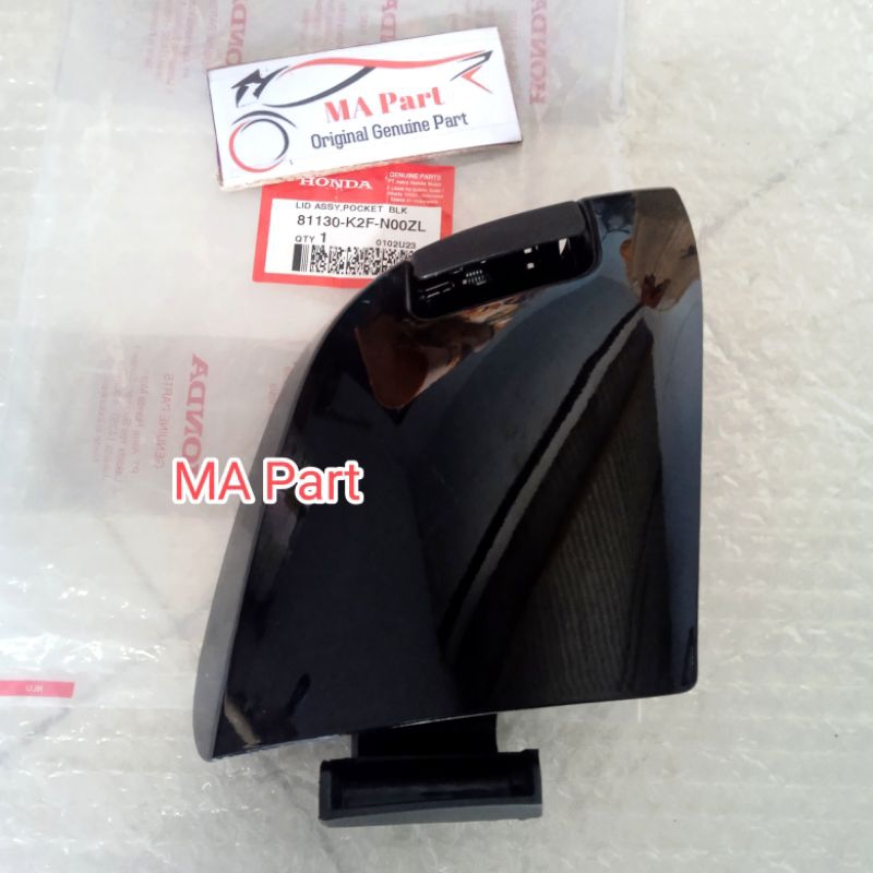 POCKET DASBOR PEMBUKA TUTUP LACI DASHBOARD KIRI SCOOPY 2021 HITAM KILAP ORIGINAL 81130K2FN00ZL