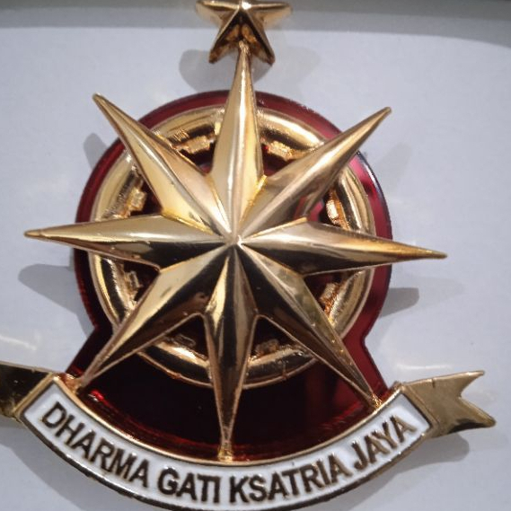 pin emblem baret bekang dasar akrilik mika lis putih