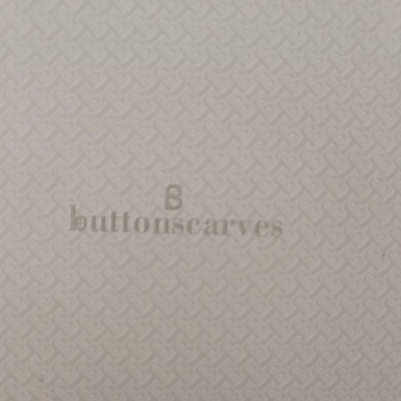 Buttonscarves as is, defect minor