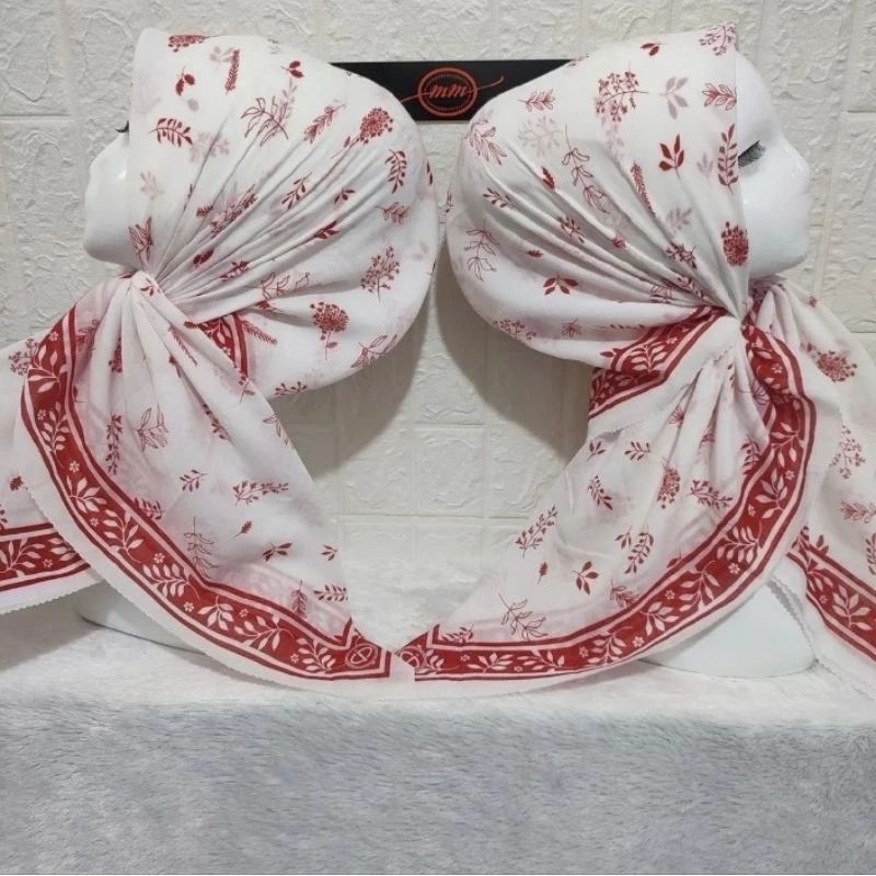 HIJAB SEGIEMPAT VOAL MOTIF LARASATI PUTIH BUNGA MERAH