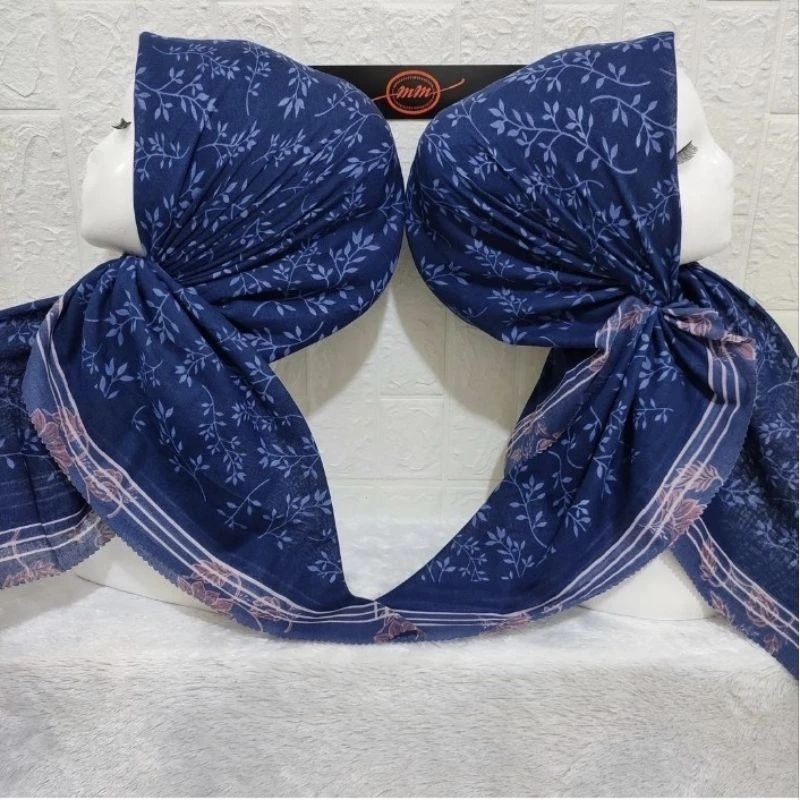 HIJAB SEGIEMPAT VOAL MOTIF LILI BIRU NAVY