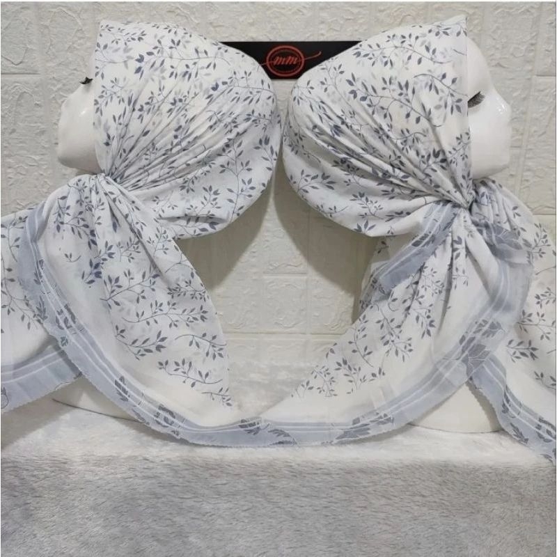 HIJAB SEGIEMPAT VOAL MOTIF LILI PUTIH ABU