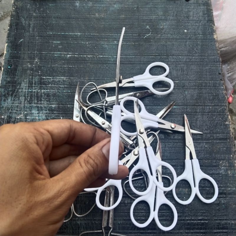 

Gunting Bengkok Untuk Batik Layangan