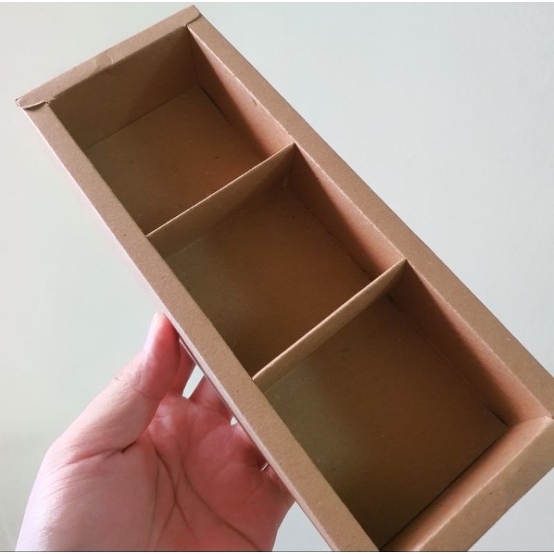 

Dus Mika Mooncake 75 gr Sekat 3 uk. 7.5x7.5x4.5 cm ( 1 pack isi 5 pcs dus )