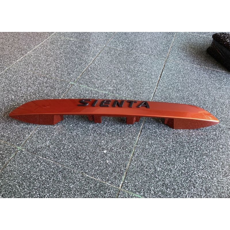 Trunklid Sienta Lis Bagasi Original Sienta Oranye Metalik (4R8)