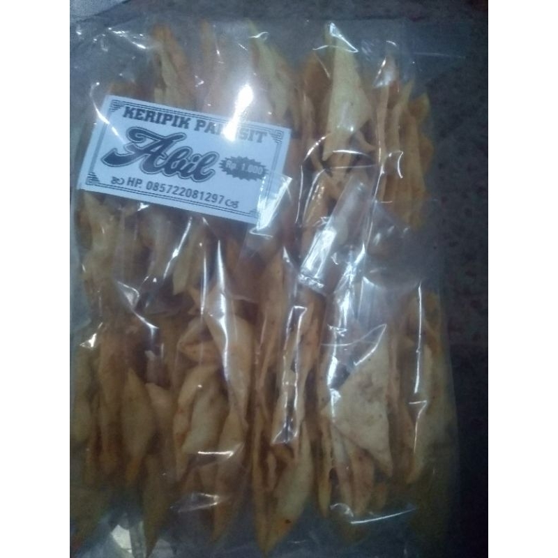 

keripikpangsit gurih danrenyah sangat cocok menemani anda saat makan.. 100% halal tanpa campur bahan apapun .. • balado • pedas•original