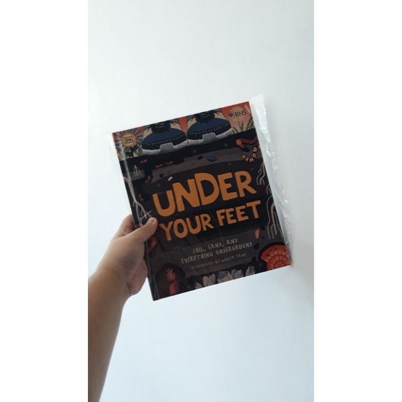 

Buku BBW BIG BAD WOLF under your feet