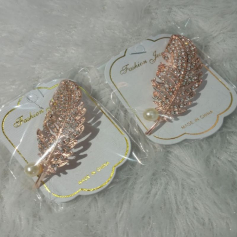 Bros Manik Manik Mutiara Motif Bulu Ayam