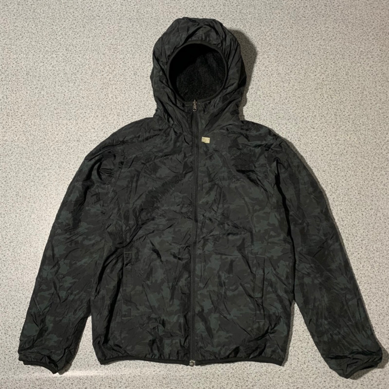 Uniqlo camo hitam reversible jacket