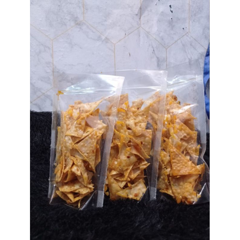 

keripik pangsit,kerupuk pangsit gurih renyah,pedas bisa buat temen makan