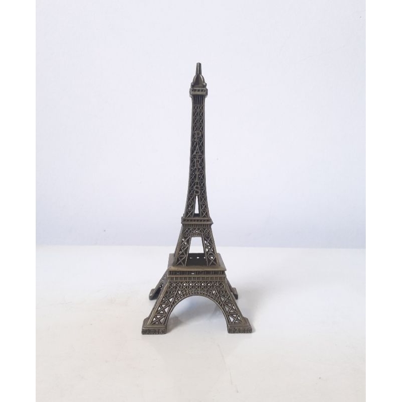 pajangan miniatur menara Eiffel