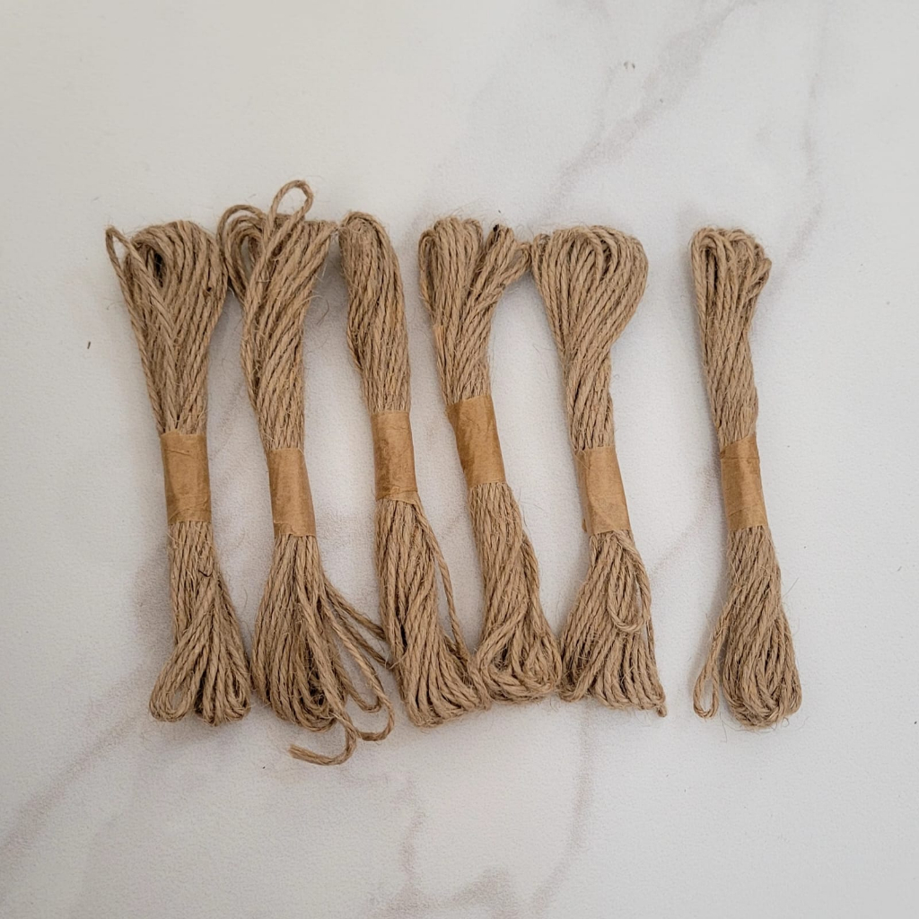 

Tali Goni Lilit 3 PLY (+- 4,5 meter) tali/goni/taligoni/hampers/kado