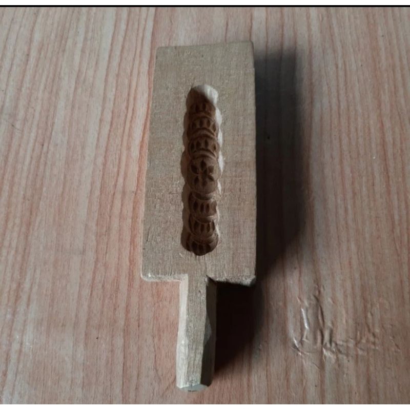 Cetakan kue kacang kecil dari kayu