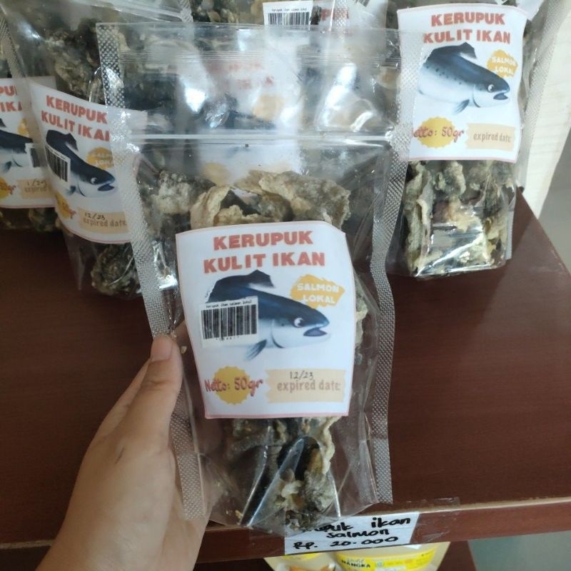 

kerupuk kulit ikan salmon lokal