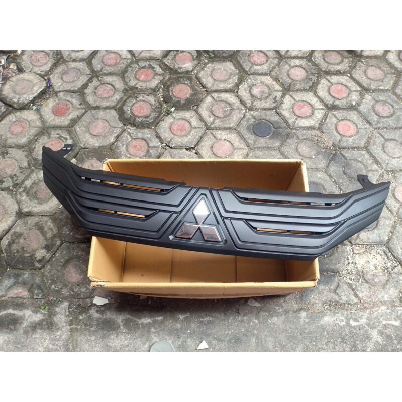 grill depan xpander 2018-2019 hitam doff