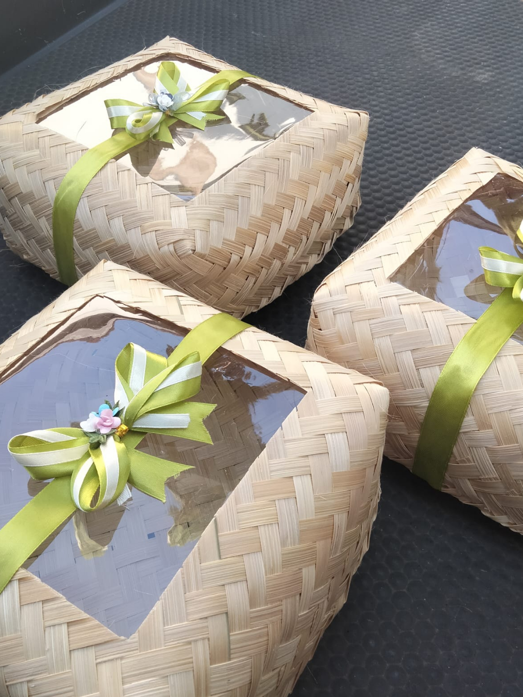 

Besek natural mika pita bunga murah banyak varian ukuran P1 NTR PITA DUO L BG esek Bambu Warna Warni 18 x 18 cm / Besek Warna / Besek Hampers Warna / Besek Nasi Bambu/besek daging/besek kenduri