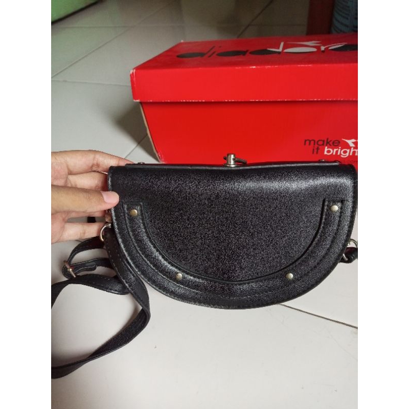 Tas miniso, Sling bag