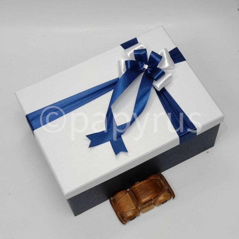 

PAPYRUS Kombinasi 25x35 Tinggi 15cm Kotak Kado Gift Box
