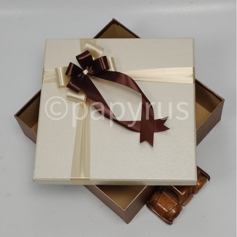 

PAPYRUS Kombinasi 30x30 Tinggi 5cm Kotak Kado Gift Box
