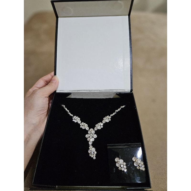 Perhiasan Giovanni anting dan kalung