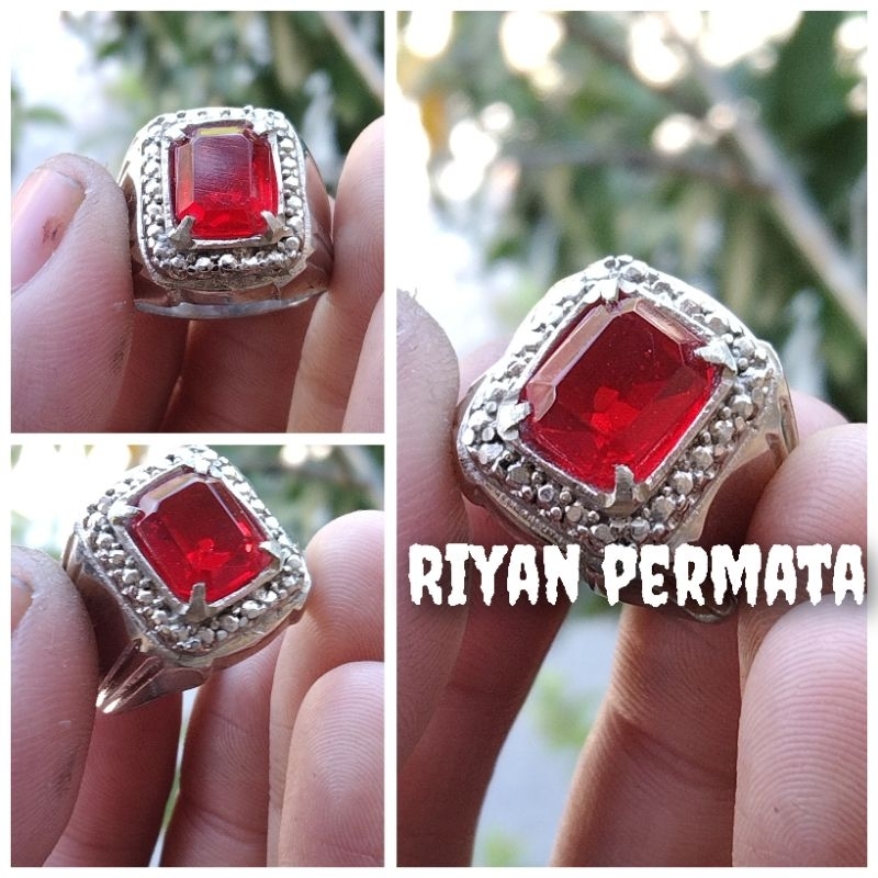 Cincin batu merah Siam kotak