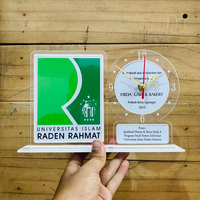 

Vandel Plakat Custom Logo Kampus Ada Mesin Jamnya Bonus Box Kado dan Pita