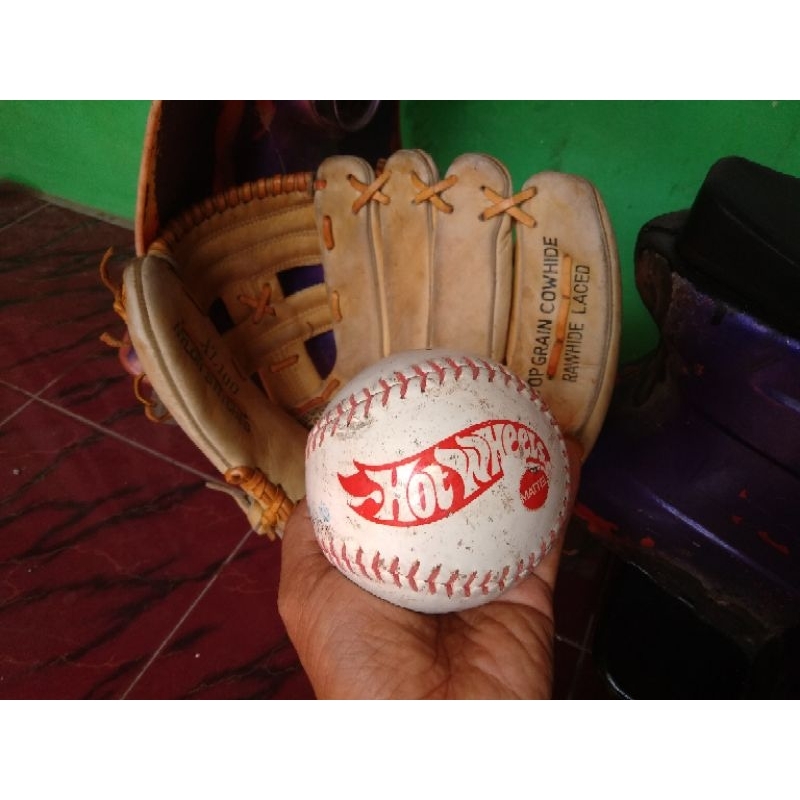 sarung tangan baseball dan bola
