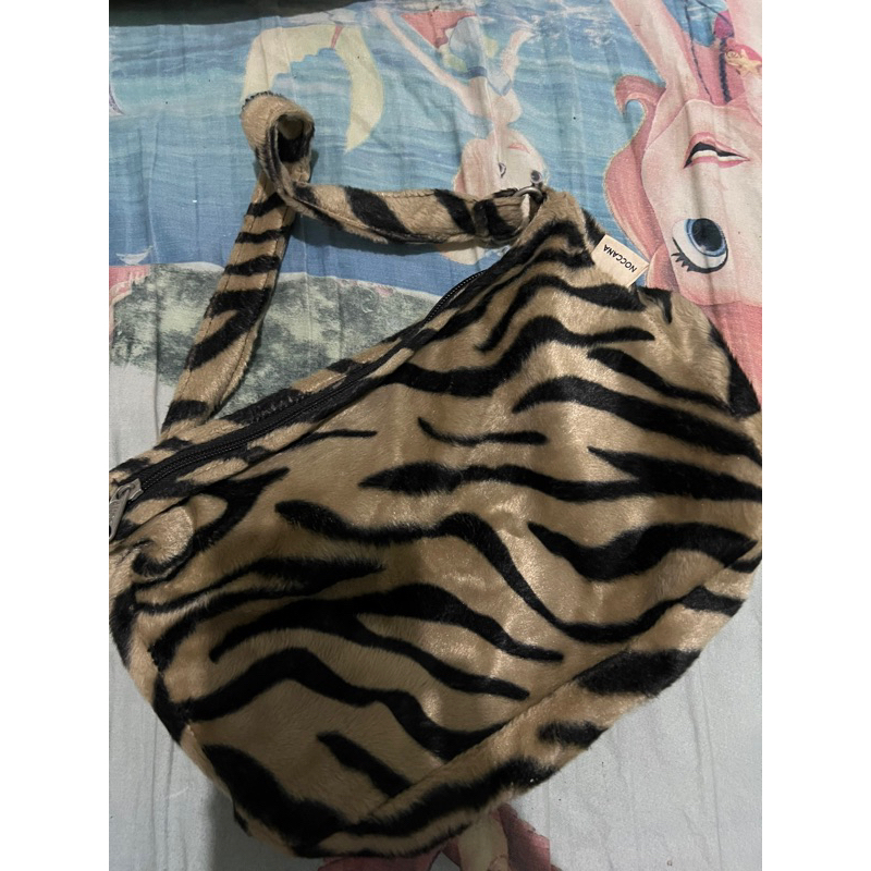 Preloved Tas Slempang Macan