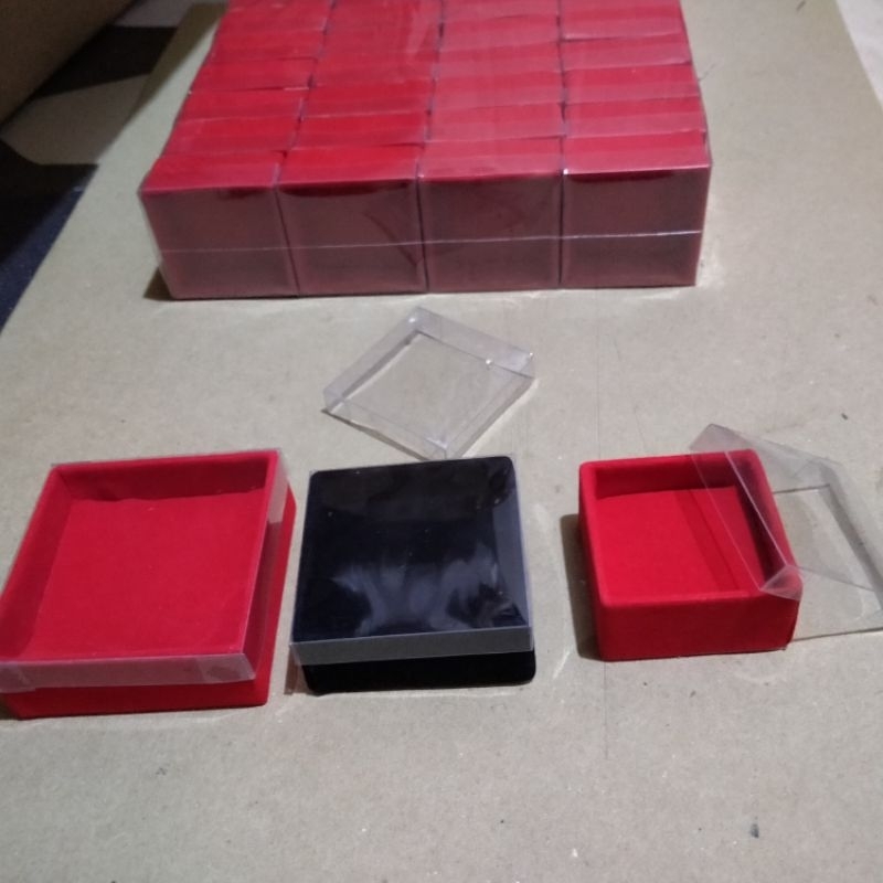 

bok kotak bludru tempat perhiasan aksesoris Bros dan pin uk 5×5×3/6×6×3