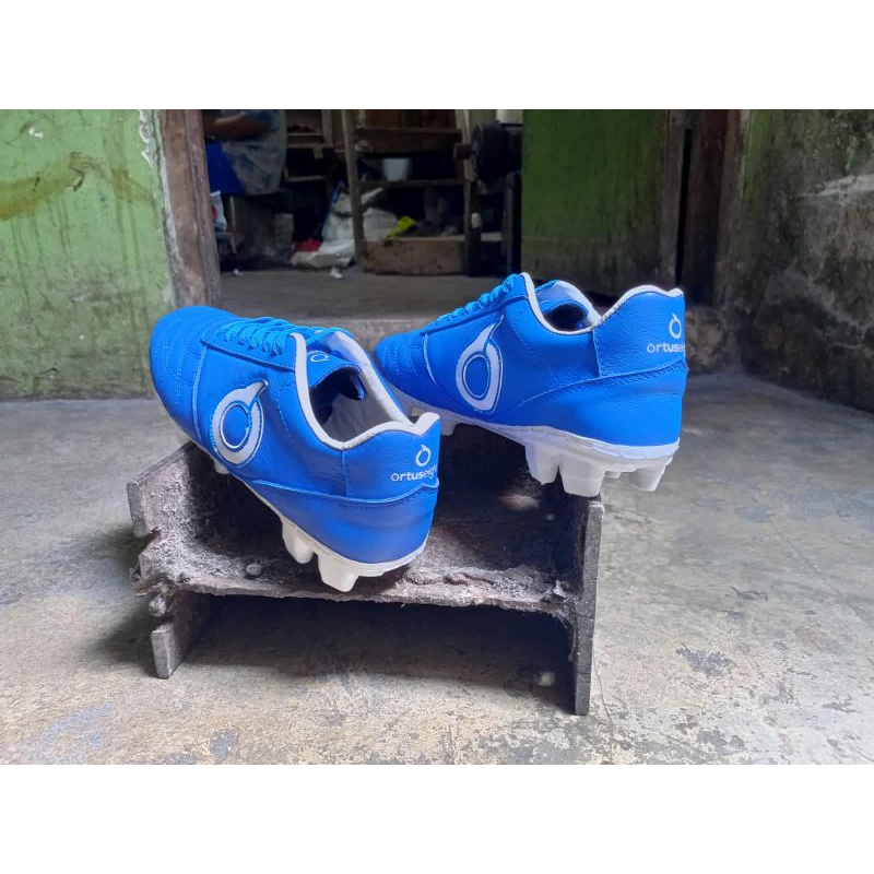 sepatu bola biru, 100% kulit asli