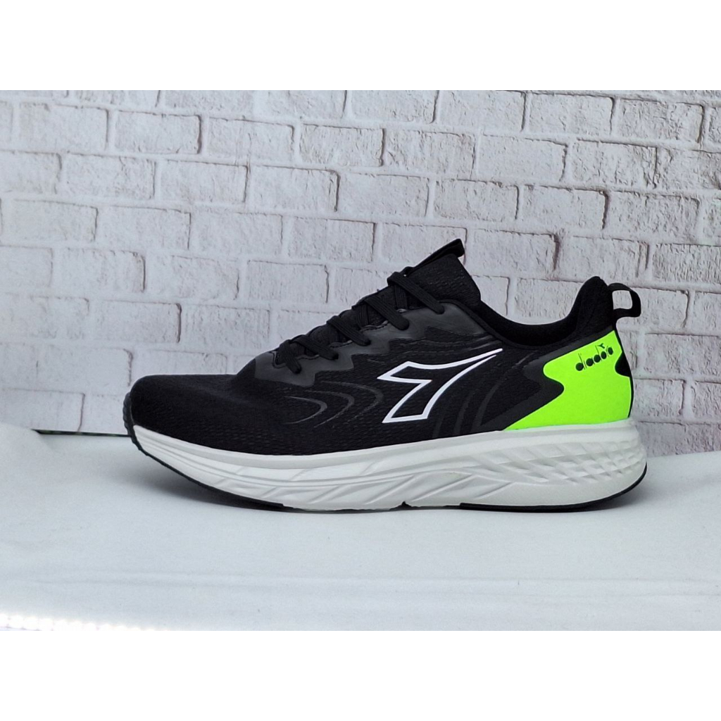 Sepatu Lari Pria DIADORA Hitam Putih 100% Original