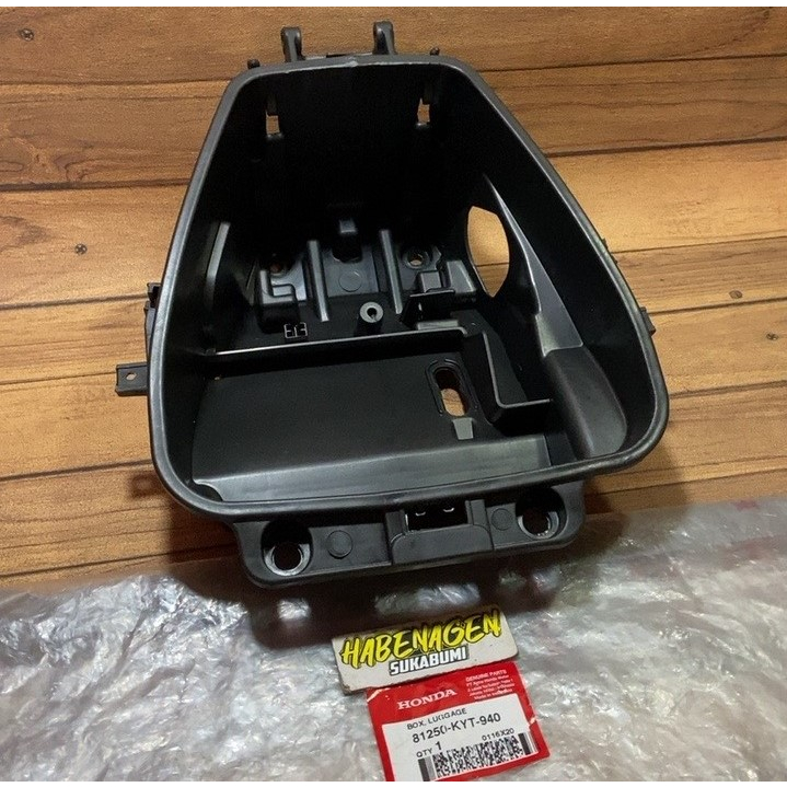 Bagasi dudukan jok box luggae assy cover tempat wadah aki accu honda scoopy karbu lama old 2010-2013