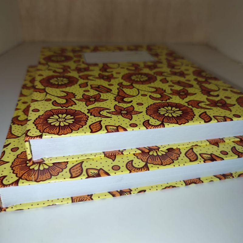 

Buku Hard Cover Batik Paperline Ukuran Kwarto 200 Lembar