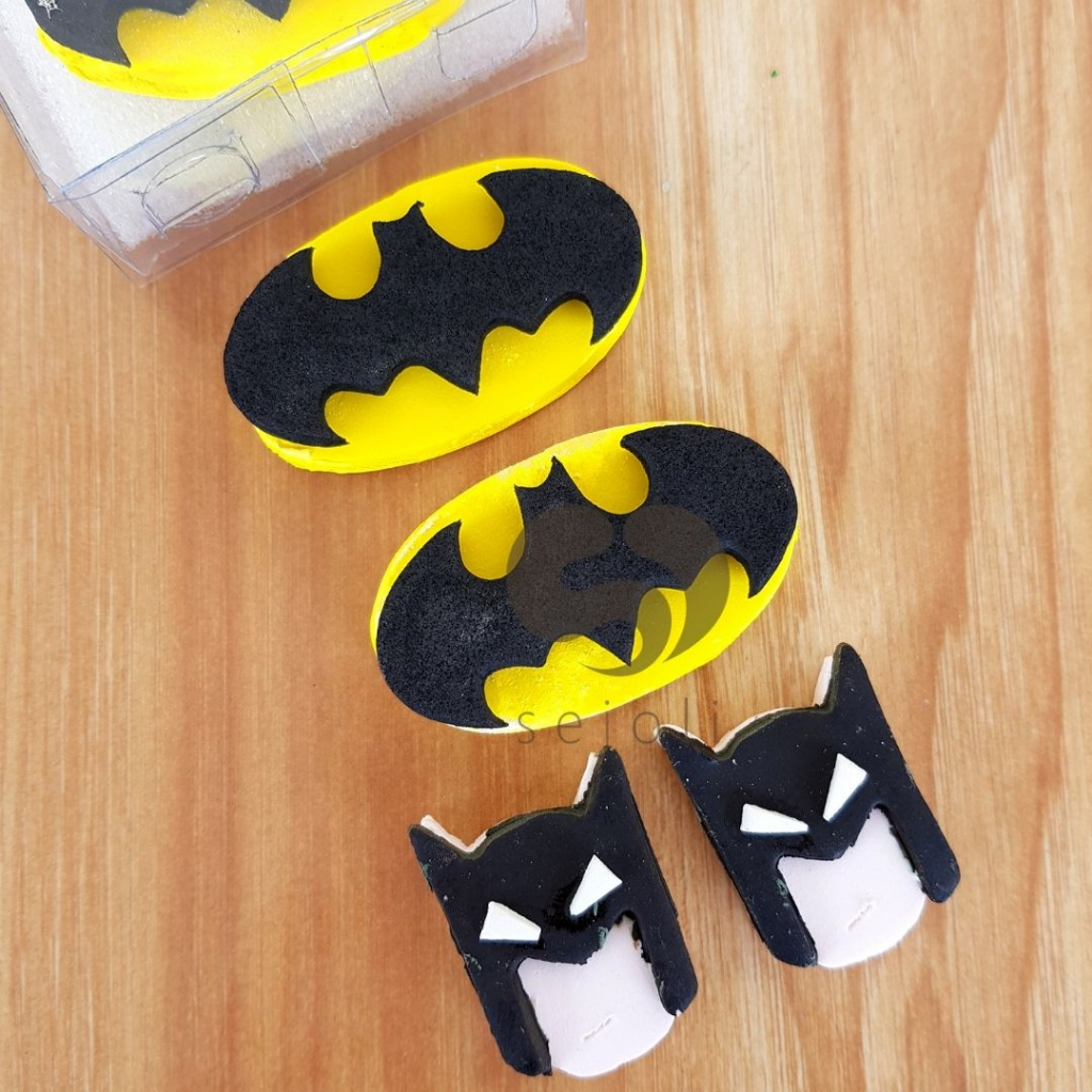 

Hiasan Kue/ Cake Topper Karakter/ Gumpaste Karakter Batman