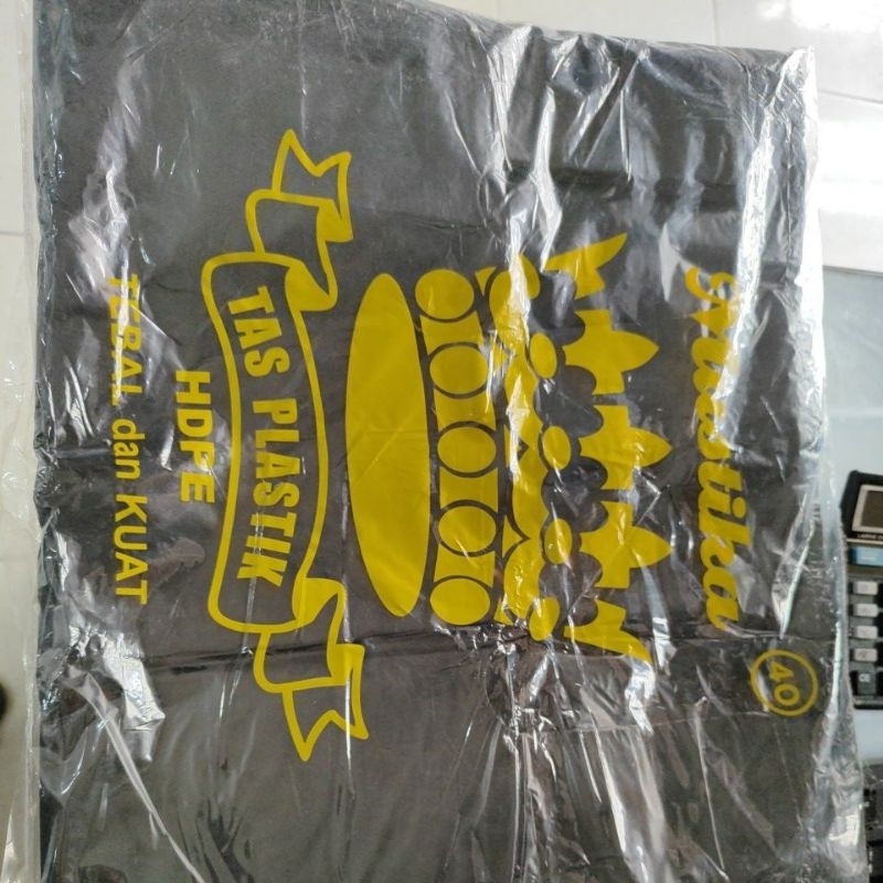 Kresek Hitam Mustika Kuning ukuran 35 / 40 - 1 Pak