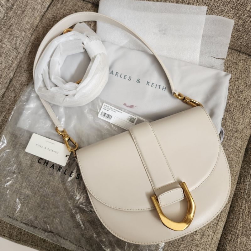 TAS CHARLES AND KEITH GABINE SADDLE BAG MEDIUM 1000% ORIGINAL warna Cream / CK shoulder bag
