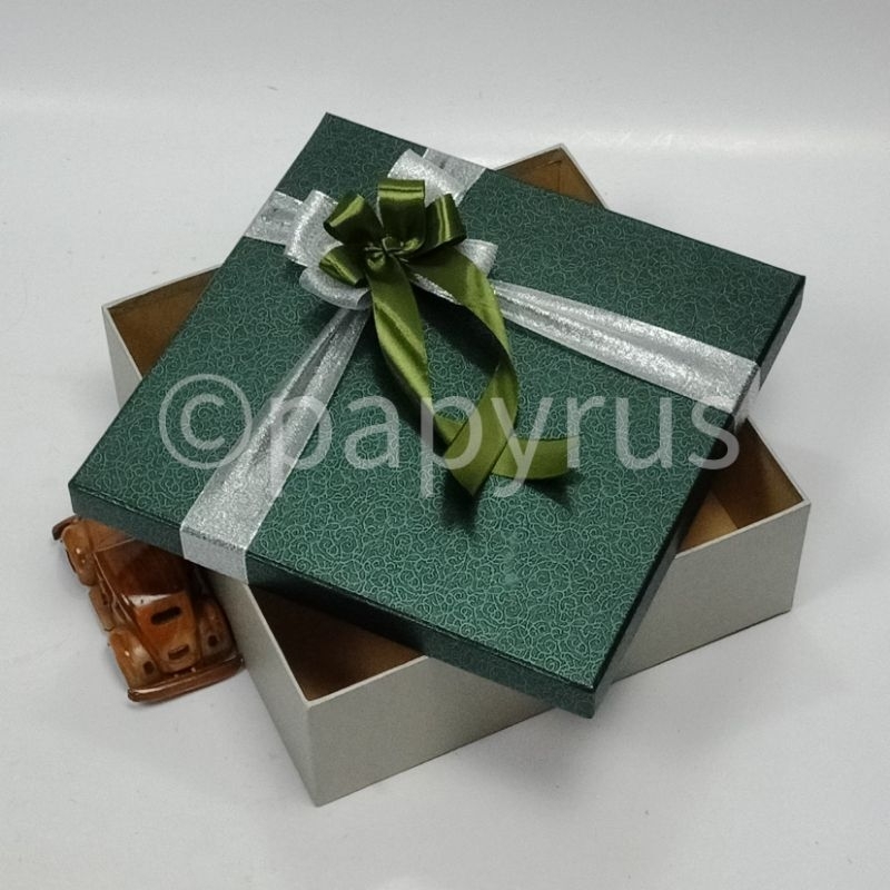 

PAPYRUS Kombinasi 30x30 Tinggi 10cm Kotak Kado Gift Box V2