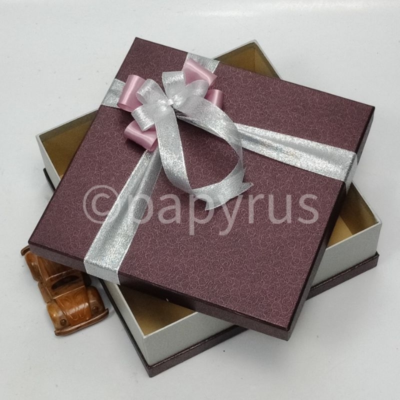 

PAPYRUS Sandwich 30x30 Tinggi 10cm Kotak Kado Gift Box V2