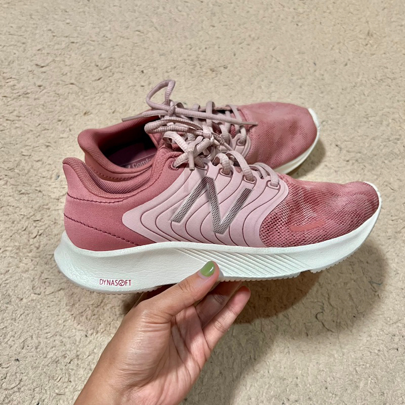Sepatu running olahraga wanita nb dynasoft