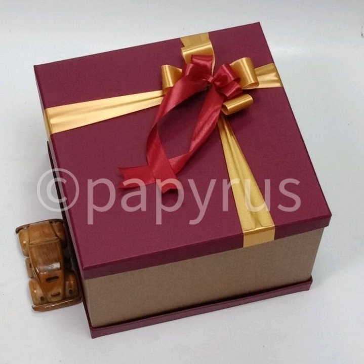 

PAPYRUS Sandwich 30x30 Tinggi 20cm Kotak Kado Gift Box
