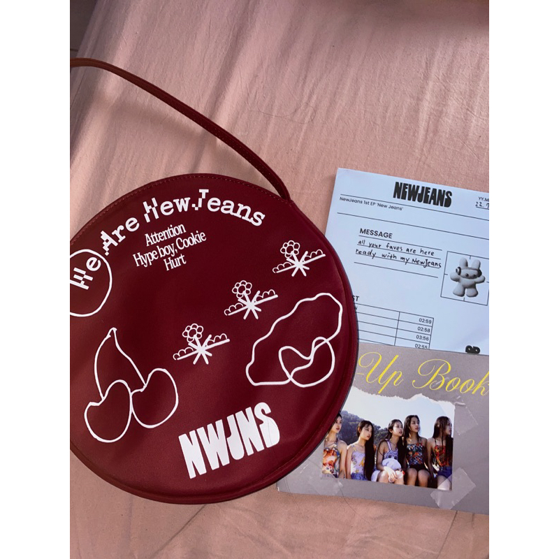 [BOOKED GARAMSHOP] NEW JEANS ATTENTION BAG MAROON OFFICIAL BAG ONLY
