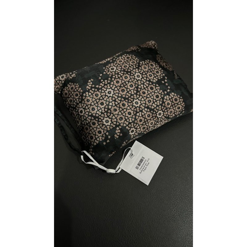 SOLD  prayer robe buttonscarves haramain black