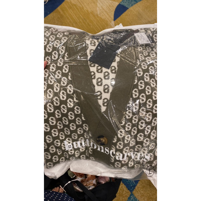 buttonscarves signature monogram cardigan / buttonscarves as is / wharehouse sale buttonscarves