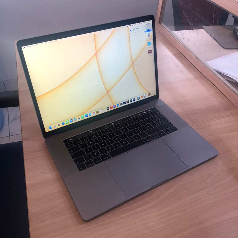 macbook pro touch bar 15 inchi, 16gb ram 2016 second