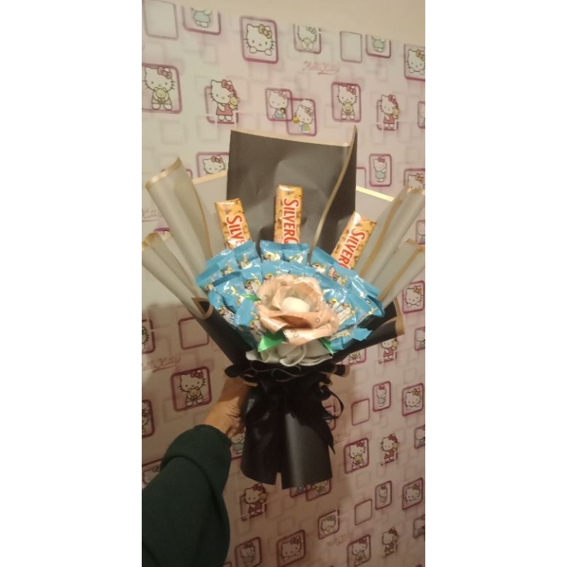 

bouquet snack dan uang berbentuk bunga