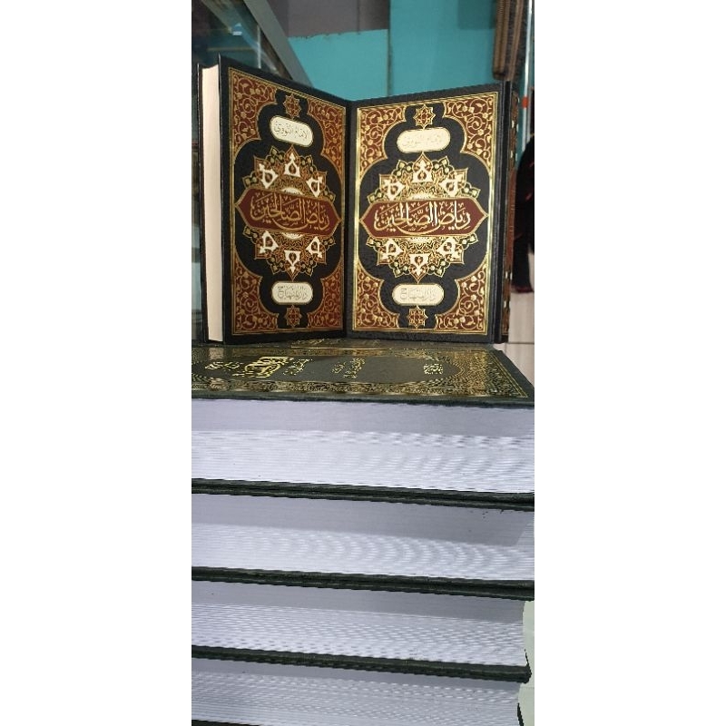 Riyadus sholihin ilmu hadist imam nawawi darul minhaj hadr cover