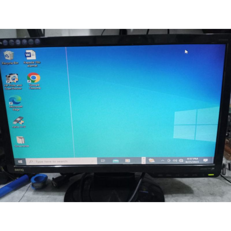 monitor komputer Benq 19 garis 1