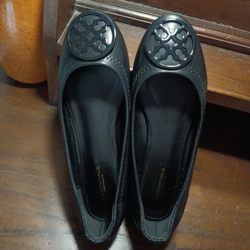 URBAN & CO Flatshoes Hitam ( Preloved )